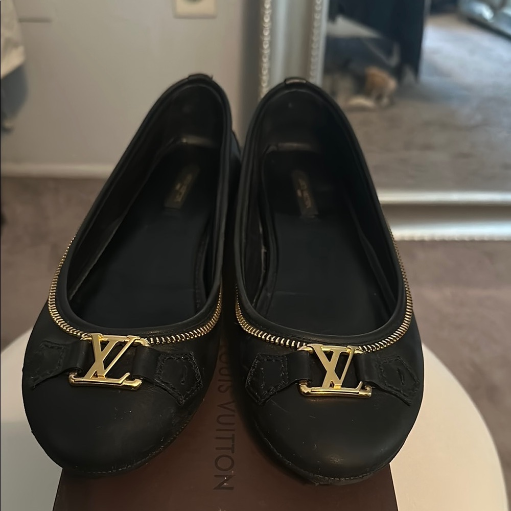 Louis Vuitton Black and Gold Oxford Flats with Logo Embellishment